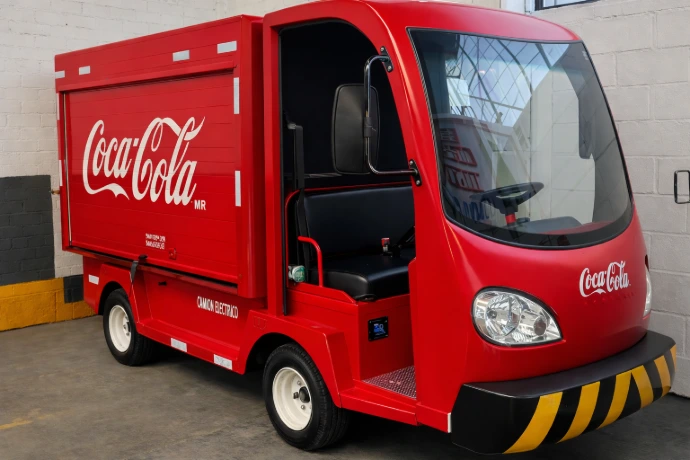 vehículo eléctrico utilitario para logística interna en industria de bebidas