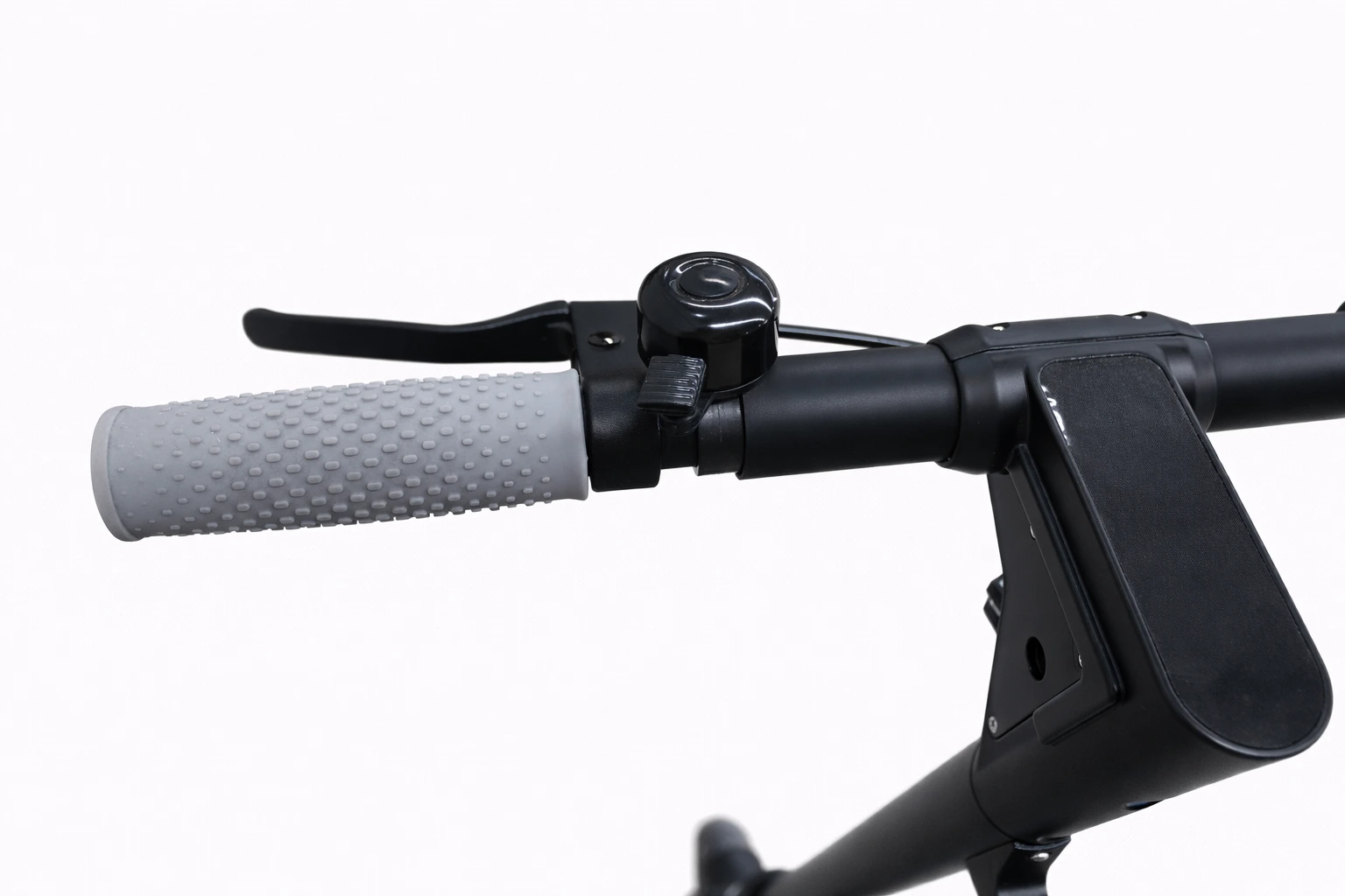 Manubrio ergonómico con controles simplificados y timbre de seguridad integrado